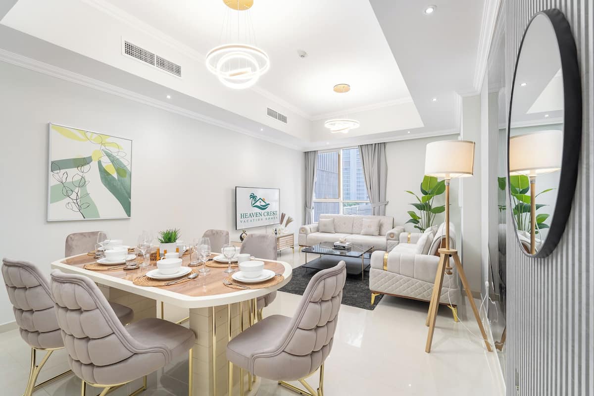 Apartamento Premier, varias camas, balcón, vistas a la ciudad | Zona de estar | Smart TV de 42 pulgadas con canales digitales, Netflix