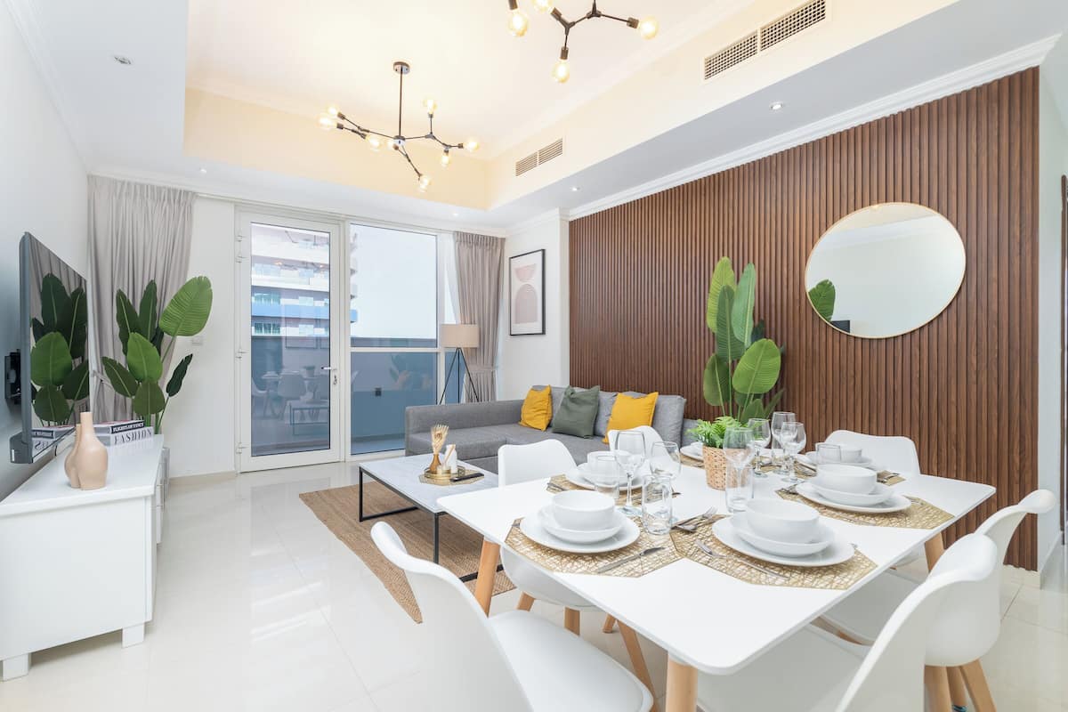 Apartamento Business, 3 habitaciones, balcón, vistas a la ciudad | Servicio de comidas en la habitación