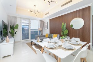 Business Apartment, 3 Bedrooms, Balcony, City View | In-room dining - Heaven Crest Vacation Homes Downtown - Studio, 1, & 3 Bedroom Suites 2 minute walk to Dubai Mall and Burj Khalifa (Dubai)