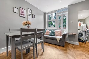 TV - Lovely 2 BR with Grill (London)