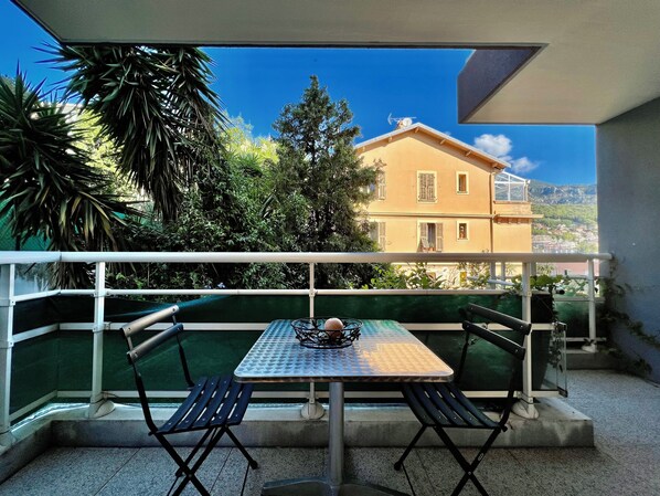 Outdoor dining - Charming and Cozy Studio Close to Monaco (Beausoleil)