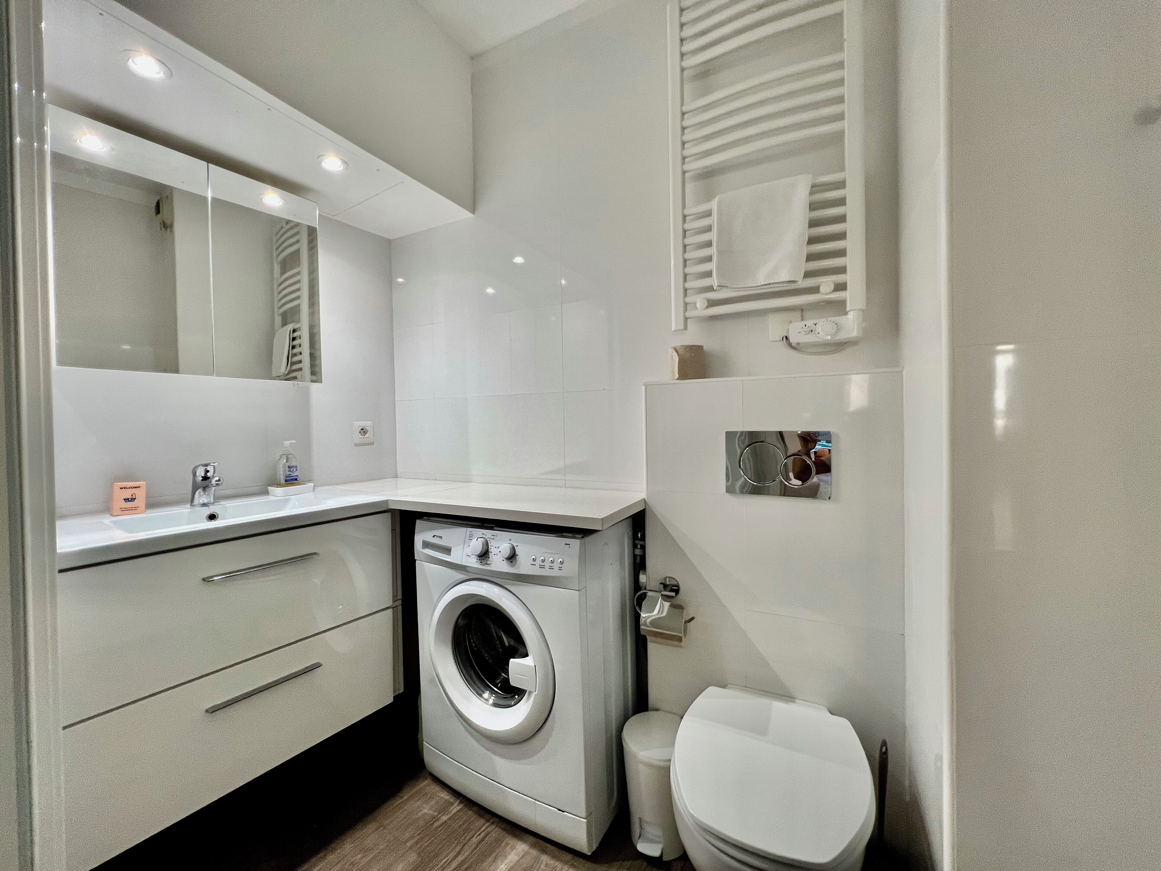 Hair dryer, towels, shampoo, toilet paper