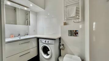 Hair dryer, towels, shampoo, toilet paper