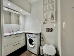 Hair dryer, towels, shampoo, toilet paper