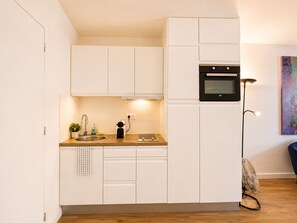 Refrigerador, utensilios de cocina y comedor