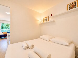 1 habitación, tabla de planchar con plancha, wifi gratis y ropa de cama