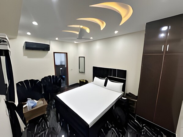 Deluxe Double Room | Free WiFi - Serene Elegance Hotel (Islamabad)