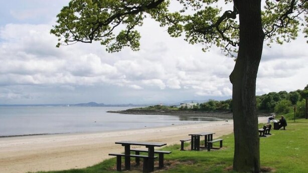 A beach with picnic tables and a grassy area. - Dunfermline GF flat, 5 mins to Train St. & High St

 (Dunfermline)