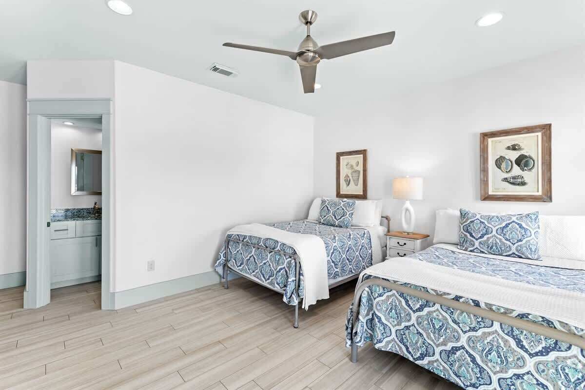 1st Floor- 2 Full Beds