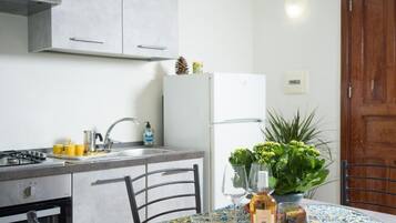 Frigorifero, microonde, forno, piano cottura