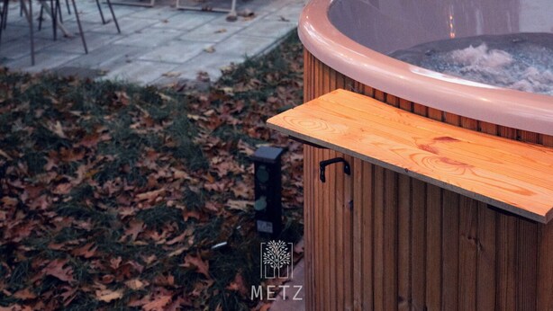An outdoor seating area with a hot tub, lounge chairs, and string lights. - Luxury Wellness Lodge Hottub Sallandse Heuvelrug Hellendoorn - Trix (Haarle)