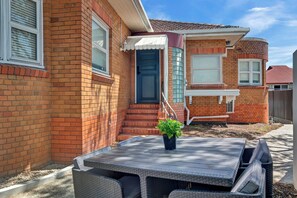 Outdoor dining - TP Ashgrove House - House A (Ashgrove)