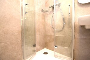 Stay with legends 4, Studio, Non Smoking, Private Bathroom | Bathroom | Shower, hair dryer, towels, soap - stay with legends (Hamburg)