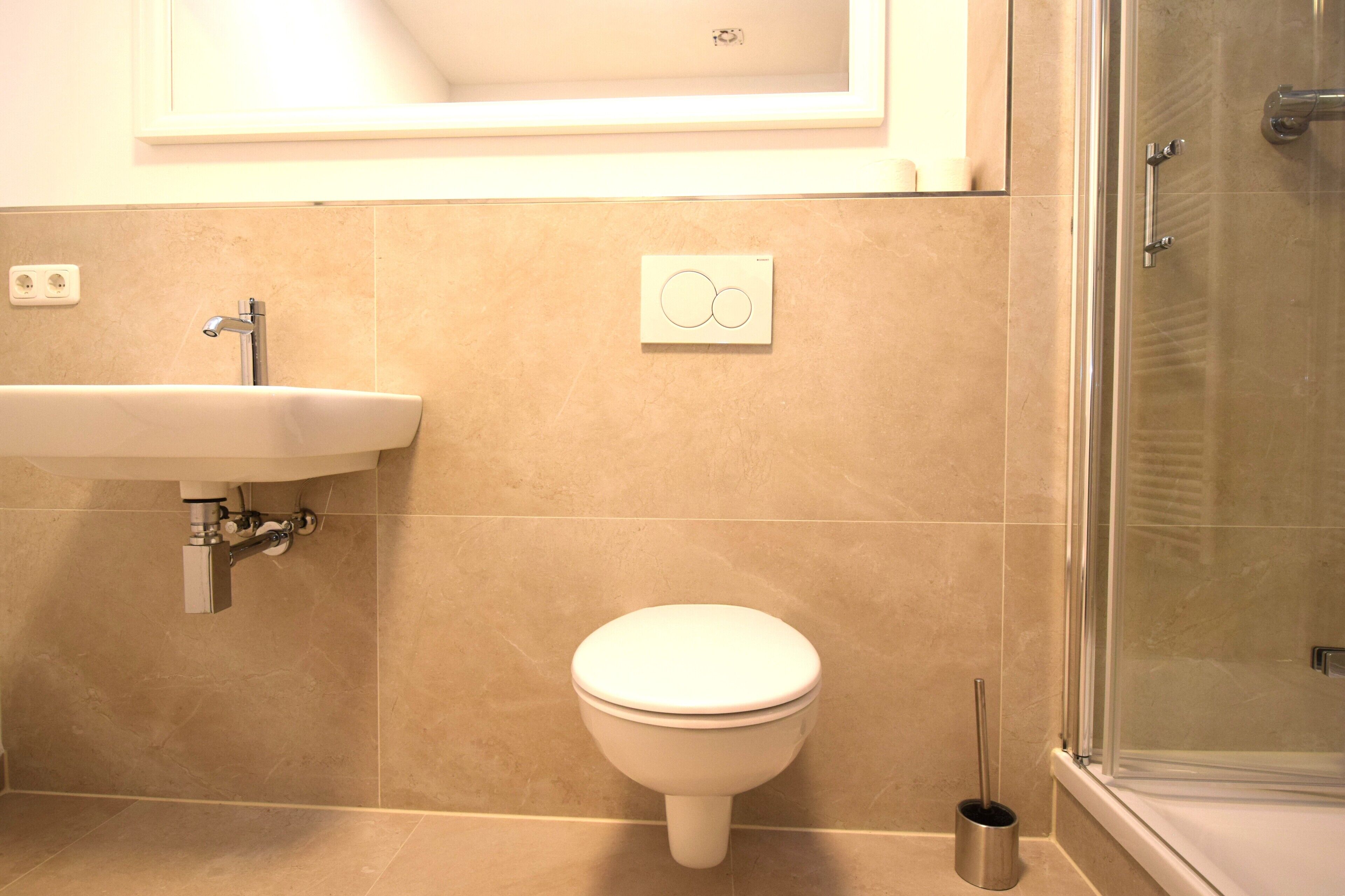 Ein Badezimmer mit Waschbecken, Toilette und Dusche.