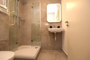 Căn hộ, không hút thuốc, phòng tắm riêng | Phòng tắm | Buồng tắm vòi sen, máy sấy tóc, khăn tắm, xà phòng 