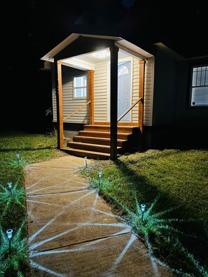 Exterior - Cozy 3-bedroom house in fabulous Decatur , AC, WiFi (Decatur)