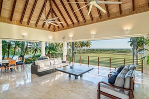 屋外ダイニングエリア