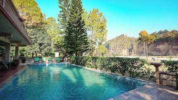 2 outdoor pools