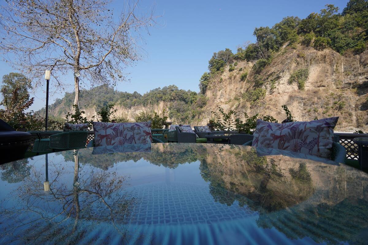 A clear pool with a view of a mountainous landscape.
