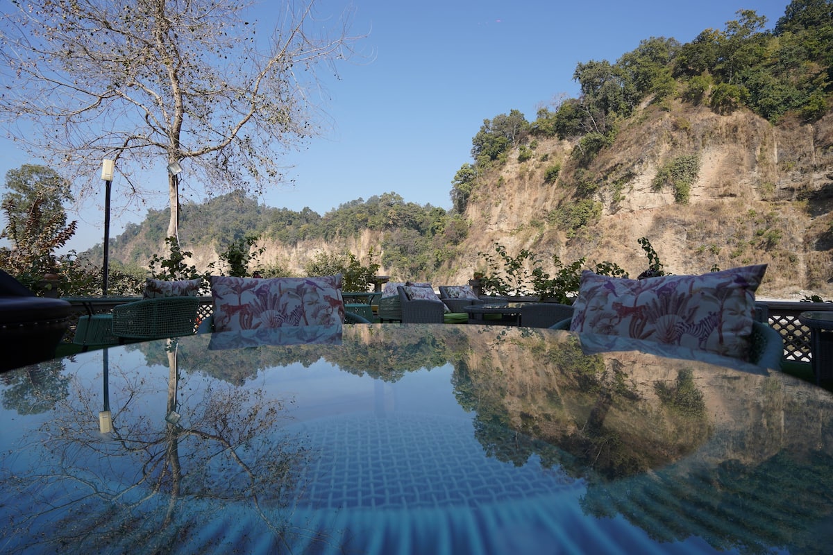 أغطية فراش متميزة وأسرّة بإسفنج يتكيف مع شكل الجسم وخزنة داخل الغرفة