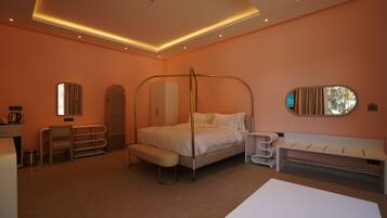 Un dormitorio moderno con cama con dosel, un banco, un escritorio y un espejo.