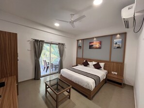 Deluxe Double Room | Free WiFi - SURYAPRABHA HOLIDAY HOMES (Shrivardhan)