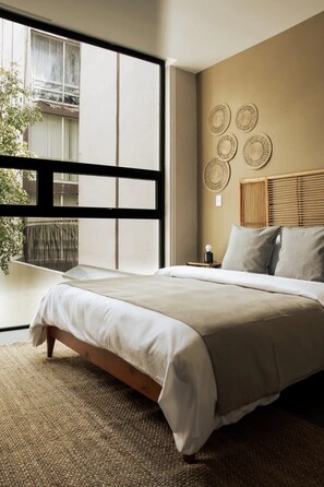 2 bedrooms, desk, iron/ironing board, WiFi