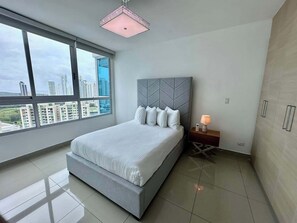 3 Schlafzimmer, Schreibtisch, Bügeleisen/Bügelbrett, WLAN