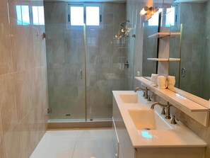 Douche, sèche-cheveux, serviettes fournies