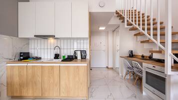 Studio Suite | Private kitchenette | Coffee/tea maker, electric kettle