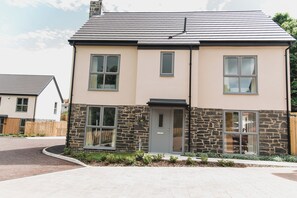 Exterior - Beautiful seaside home, sea 400m, pub and coastal path. Sleeps 8. Pet friendly! (Craster)