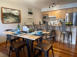Dining - Boardwalk Stroll - Penthouse - Downtown (Canmore)