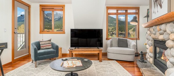 تلفزيون ذكي، مدفأة، كُتُب، ستيريو