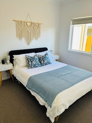4 bedrooms, iron/ironing board, WiFi - Brand new 4-bedroom house inside of town Lakes Entrance (Lakes Entrance)