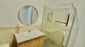 Regadera, toallas, jabón, papel de baño 