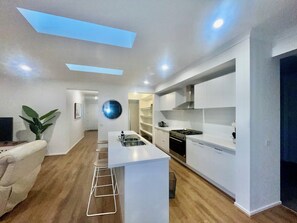 Micro-ondes, four, plaque de cuisson, lave-vaisselle