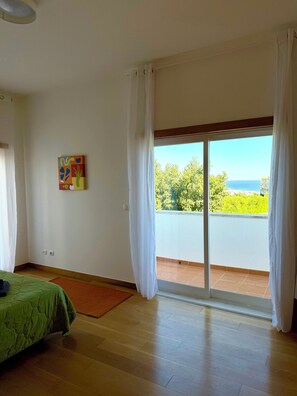 4 makuuhuonetta, silitysrauta/-lauta, vauvan matkasänky, Wi-Fi