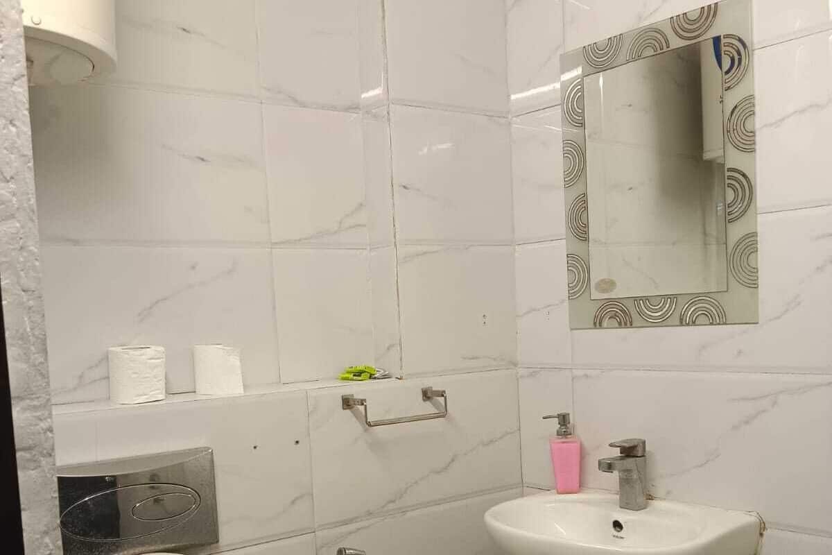 Un baño con inodoro, lavamanos y ducha.