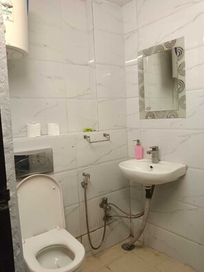 Comfort Double Room | Bathroom | Shower, towels, soap, shampoo - Local Stays (New Delhi)