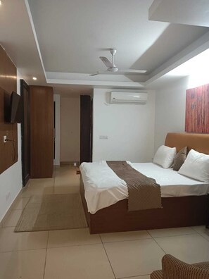 Comfort Double Room | Desk, free WiFi - Local Stays (New Delhi)