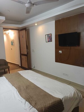 Desk, free WiFi - Local Stays (New Delhi)