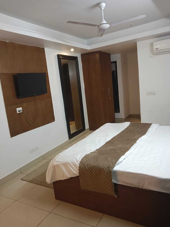 Comfort Double Room | Desk, free WiFi - Local Stays (New Delhi)