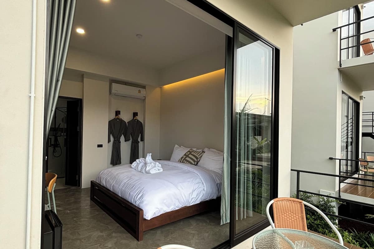 Family Quadruple Room, Balcony, River View | Meja, ruang kerja komputer riba, langsir/tirai gelap terus