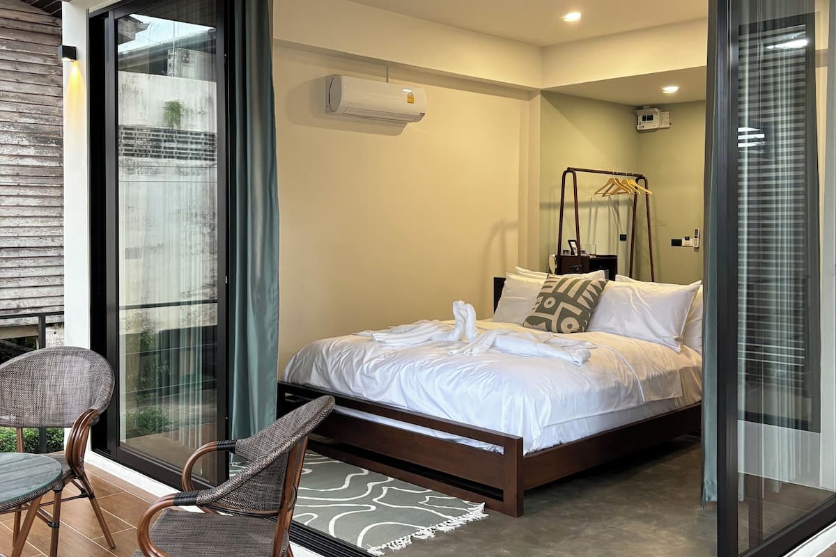 Deluxe Double Room, River View | Meja, ruang kerja komputer riba, langsir/tirai gelap terus