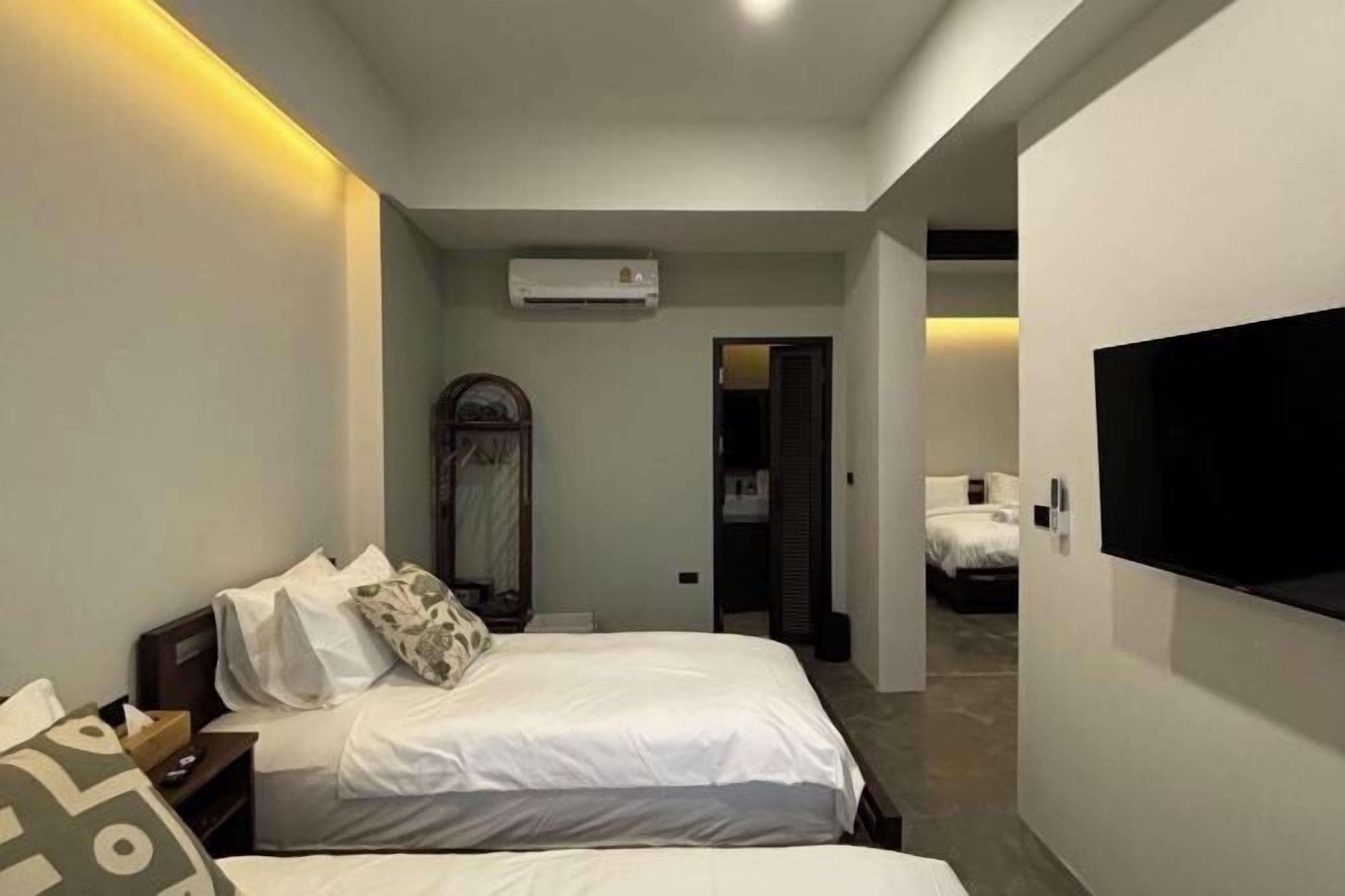 Bureau, espace de travail pour ordinateur portable, rideaux occultants