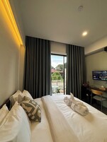 Habitación cuádruple familiar, balcón, vistas al río | Escritorio, espacio para trabajar con un portátil, cortinas opacas