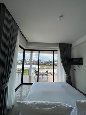 Desk, laptop workspace, blackout curtains, free WiFi - The Episode Boutique Hotel (Phunphin)