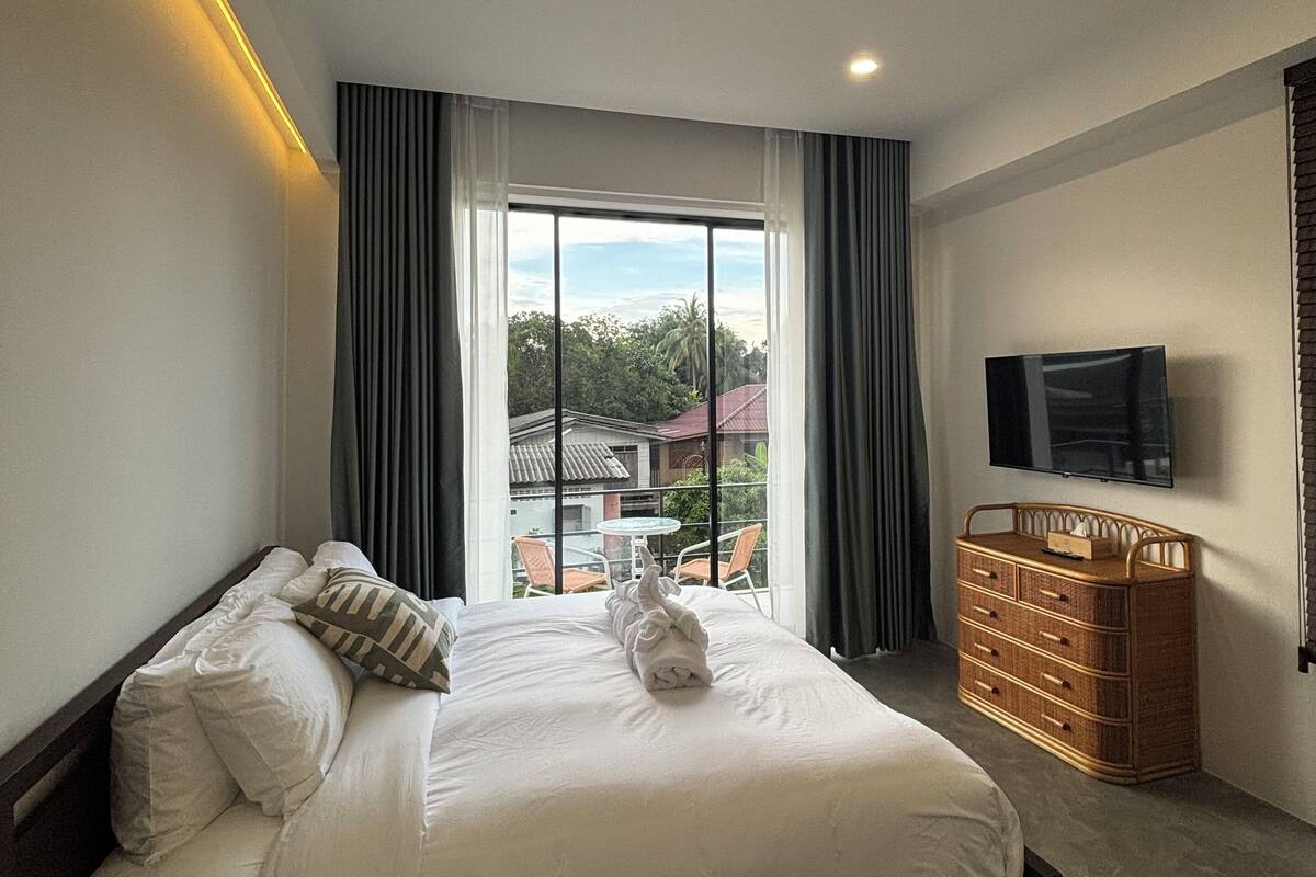 Deluxe Double Room, Balcony, Garden View | Meja, ruang kerja komputer riba, langsir/tirai gelap terus