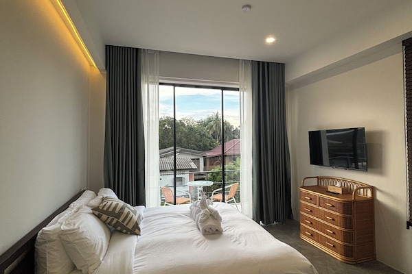 Deluxe Double Room, Balcony, Garden View | Meja, ruang kerja komputer riba, langsir/tirai gelap terus