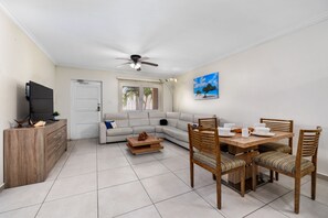 Smart TV - Ground Floor 2 bedroom 2 bath condo at The Pearl (Oranjestad)